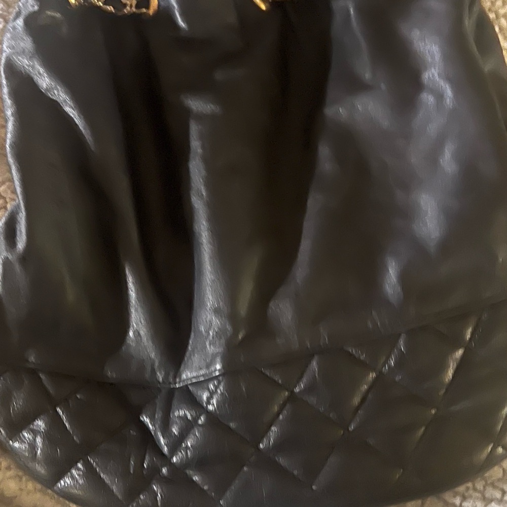 Black leather quilted bucket with double chain straps.  Exterior in GC - Picture 6 of 12